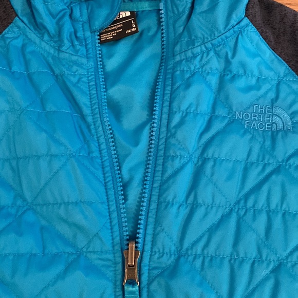 North Face boys size large (14/16) light jacket. Like new condition. - Picture 3 of 4